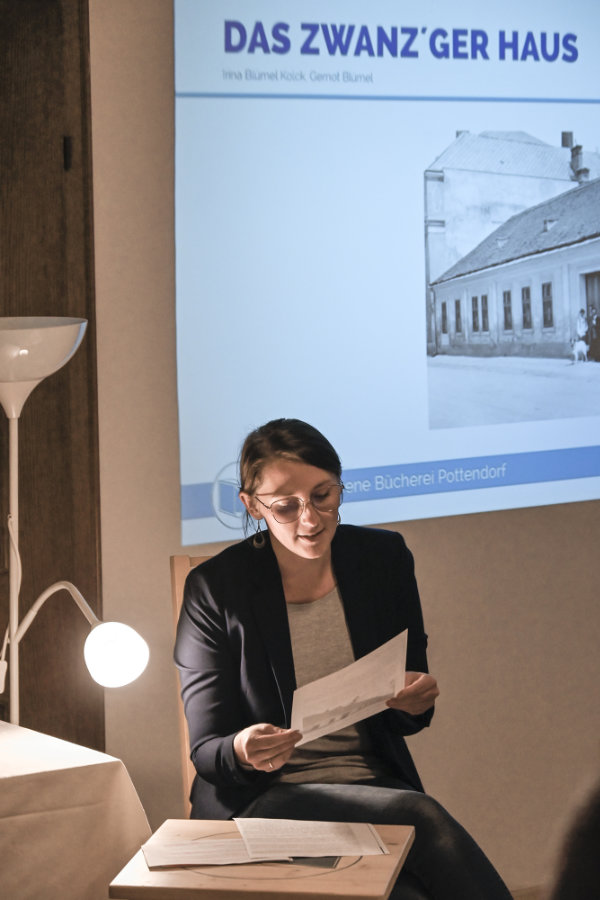 Irina Blümel-Kolck liest eine Geschichte über das Bücherei Gebäude