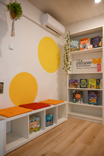 Buchhandlung innen 2